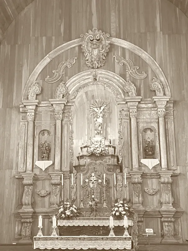 Altar antigo da Igreja dos Pretos, hoje na Matriz de Nossa Senhora do Rosário (após o incêndio de 2002)