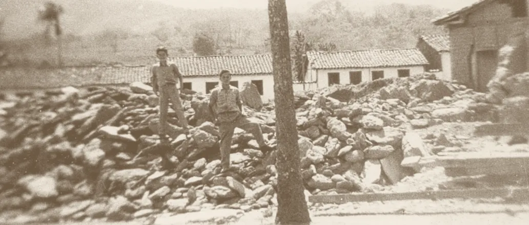 Os escombros da Capela demolida, com pessoas sobre a pilha de pedras